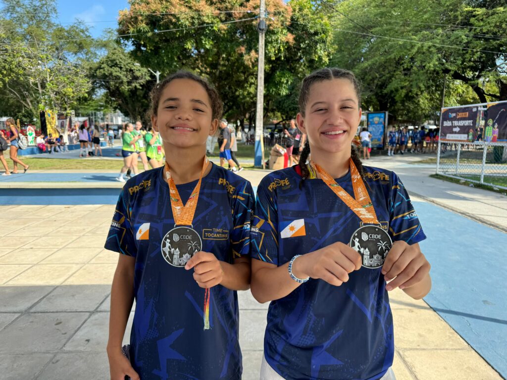 Estudantes Maria Vitória Alves de Souza Dias (esquerda) e Lara Emanuelly Vasconcelos da Silva (direita) surpreenderam e conquistaram a prata no wrestling. Foto: Seduc/Governo do Tocantins