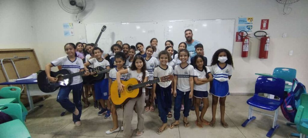 Projeto “Compartilhe Amor” Inicia Aulas Gratuitas de Violão na Escola Cora Coralina