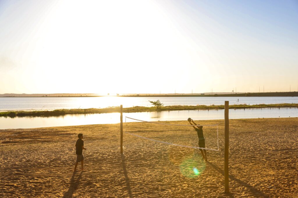 Praias de Palmas recebem melhorias nas quadras de areia para temporada de julho