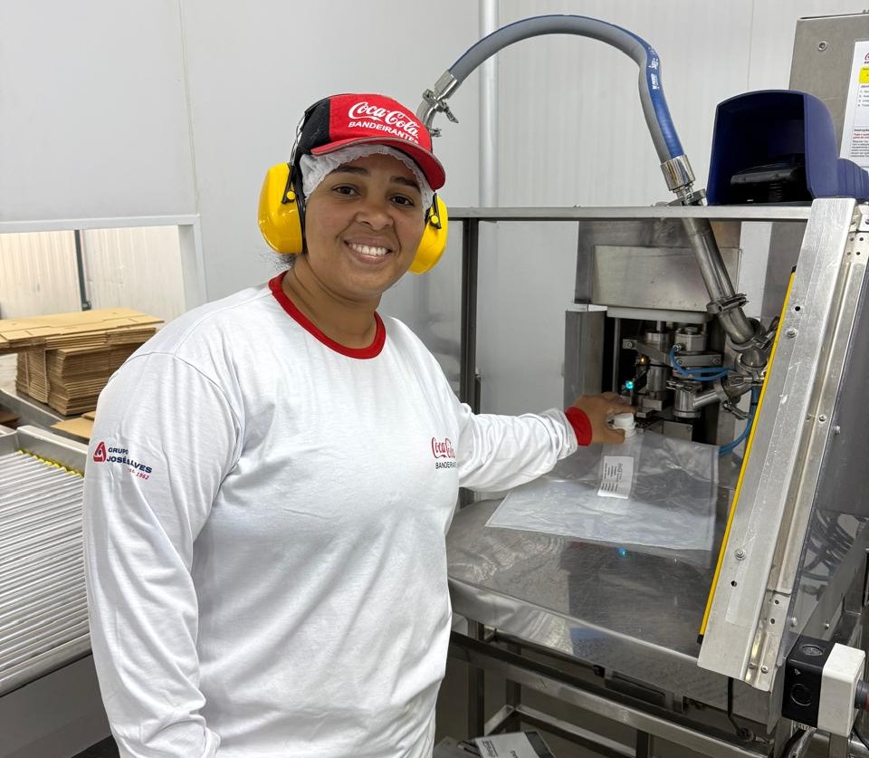 Colaboradora conquista marco inédito e se torna primeira operadora de Xaroparia da Coca-Cola BANDEIRANTES