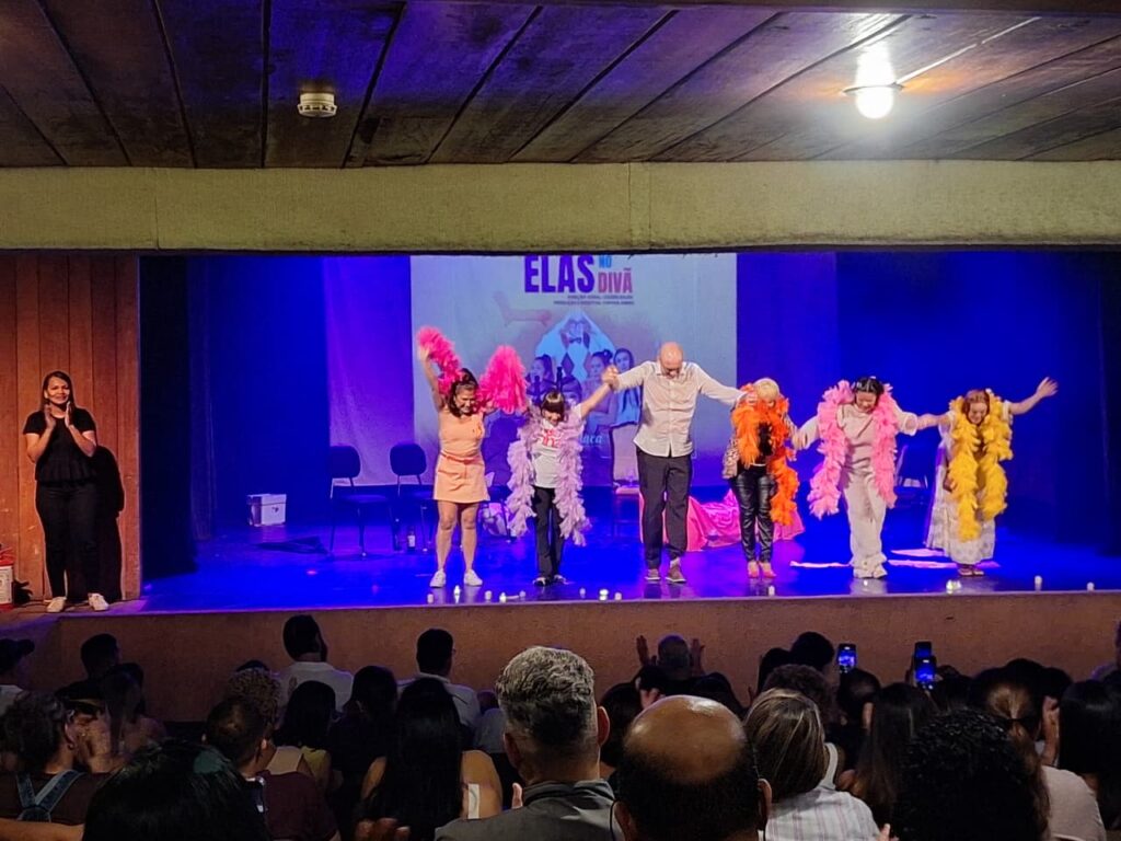 “TinderElas no Divã” conquista o público e lota o Teatro Apolo em Recife
