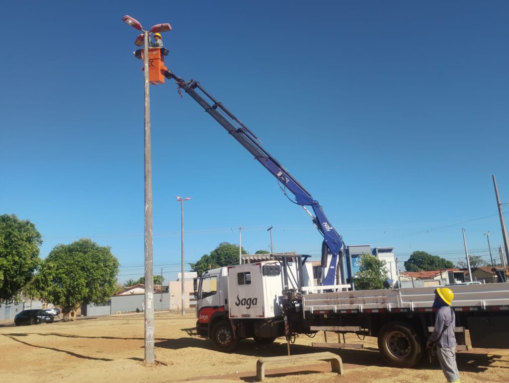 Equipes realizam manutenção da iluminação pública nos setores Sul e Santa Bárbara