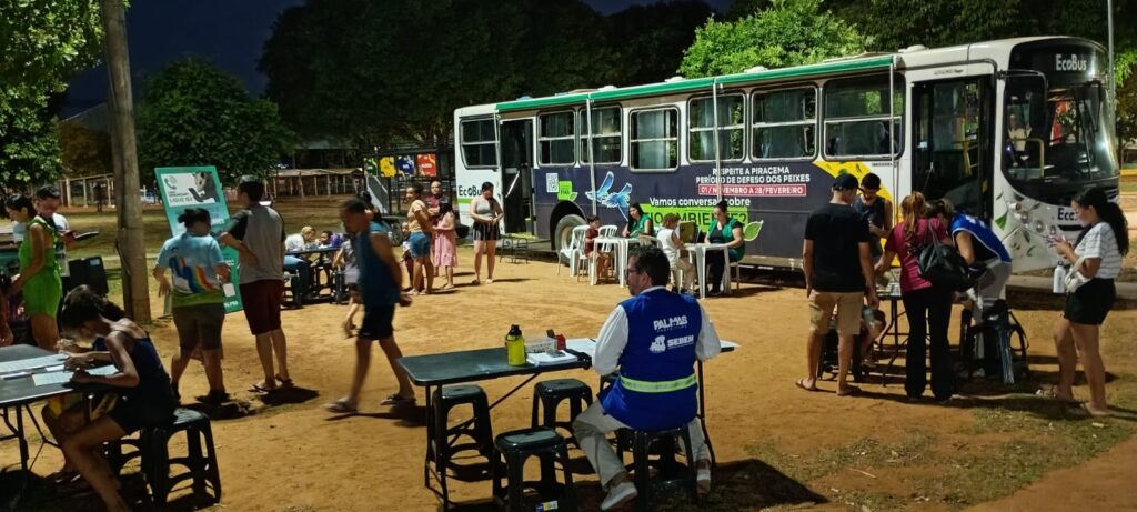 Ações de educação ambiental orientam público sobre descarte correto de resíduos durante festival
